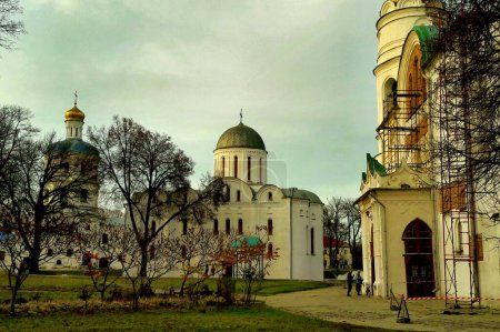 Foto de Chernihiv, Ucrania - 27 de octubre de 2020: Vista de la Catedral de Boris y Glib y la Catedral de Transfiguración del Salvador en Chernihiv, Ucrania. - Imagen libre de derechos