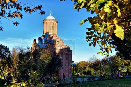 Foto de Vista panorámica de la iglesia de Pyatnytska (St. Paraskeva Pyatnitsa) en Chernihiv, Ucrania en el soleado día de primavera. Iglesia Pyatnytska en Chernihiv fue construido en el siglo 12 y es una atracción turística popular - Imagen libre de derechos