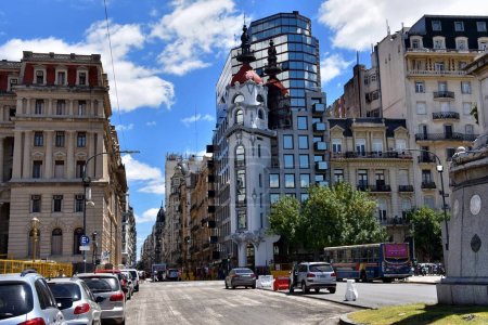 Téléchargez les photos : Buenos Aires, Argentine - 24 janvier 2017 : vue sur la rue depuis la place Plaza Lavalle à Buenos Aires - en image libre de droit