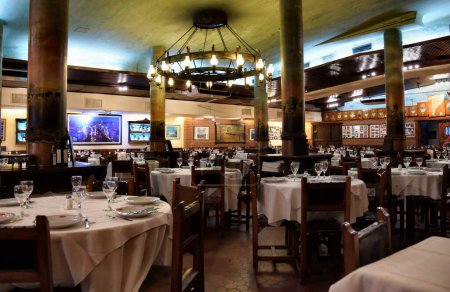 Foto de Buenos Aires, Argentina - 7 de febrero de 2017: turistas visitan el famoso restaurante La Estancia en Argentina - Imagen libre de derechos