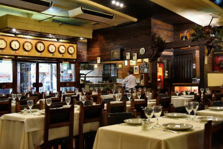 Foto de Buenos Aires, Argentina - 7 de febrero de 2017: turistas visitan el famoso restaurante La Estancia en Argentina - Imagen libre de derechos