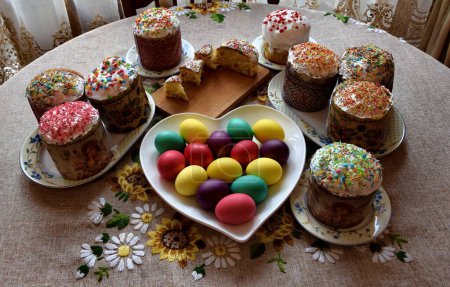 Foto de Pasteles de Pascua y coloridos huevos de Pascua en la mesa. Comida tradicional de Pascua cristiana ortodoxa. - Imagen libre de derechos