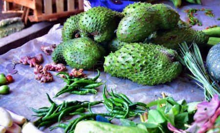 Téléchargez les photos : Légumes tropicaux frais sur le marché - en image libre de droit