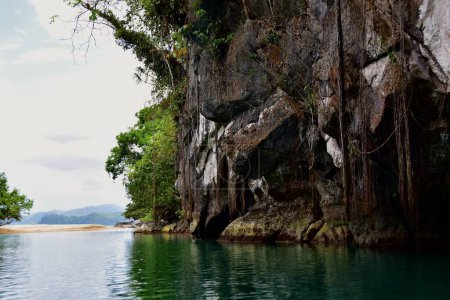 Téléchargez les photos : Palawan, Philippines - touristes sur les bateaux visitant la rivière souterraine Puerto Princesa - en image libre de droit