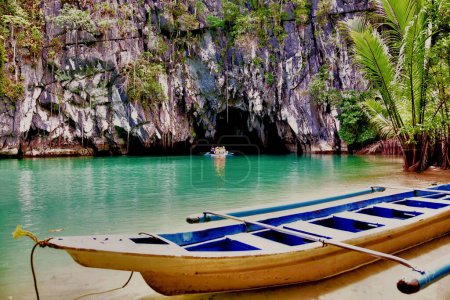 Téléchargez les photos : Palawan, Philippines - touristes sur les bateaux visitant la rivière souterraine Puerto Princesa - en image libre de droit