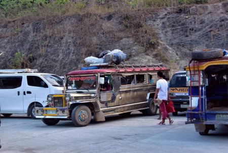 Foto de Palawan, Filipinas - 2 de febrero de 2019: Vista en jeepney bus, transporte público tradicional en Filipinas - Imagen libre de derechos