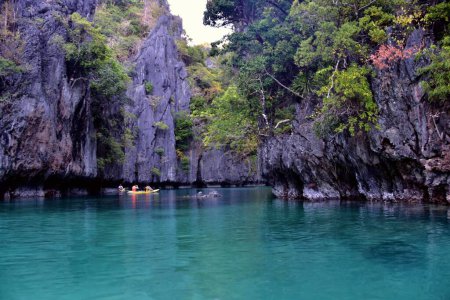 Foto de El Nido, isla de Palawan, Filipinas - 8 de febrero de 2019: Turistas en canoas en Small Lagoon en El Nido, isla de Palawan, Filipinas - Imagen libre de derechos
