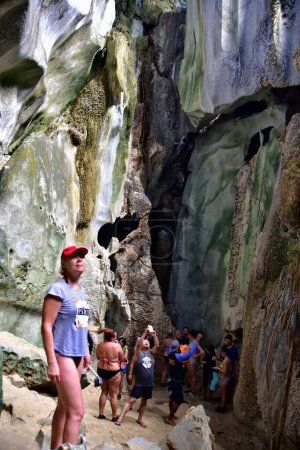 Foto de Filipinas - 10 de febrero de 2019: Personas en la Cueva de Cudugnon en El Nido, isla de Palawan, Filipinas - Imagen libre de derechos