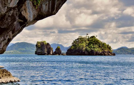 Foto de Formación de rocas y montañas en El Nido, isla Palawan, Filipinas - Imagen libre de derechos