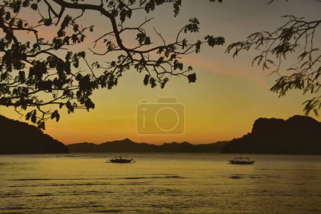 Foto de Puesta de sol tropical en la laguna de El Nido en la isla de Palawan, Filipinas - Imagen libre de derechos