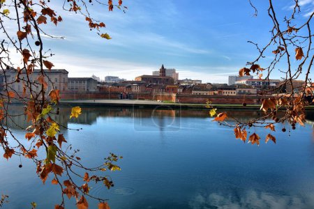 Téléchargez les photos : Vue sur le remblai de la Garonne dans le quartier Saint-Cyprien de Toulouse, France. - en image libre de droit