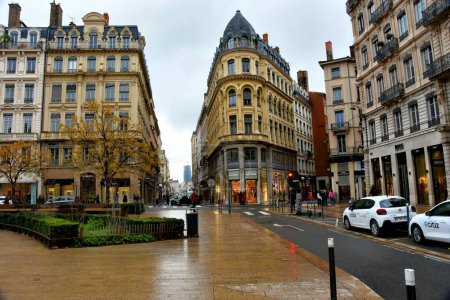 Foto de Lyon, Francia - 1 de enero de 2023: Hermosa vista de la ciudad vieja e histórica de Lyon durante el día de lluvia - Imagen libre de derechos