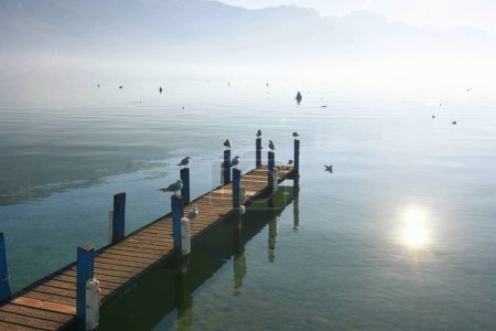 Foto de Hermosa vista sobre el muelle del lago solitario en el lago Annecy, Francia - Imagen libre de derechos