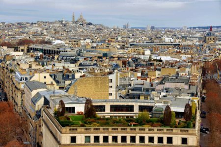 Foto de París, Francia - 27 de noviembre de 2022: vista aérea de la calle y budillas de la ciudad de París - Imagen libre de derechos