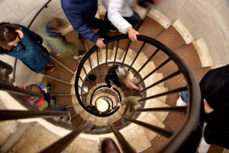 Téléchargez les photos : Escalier en colimaçon dans l'arc de triomphe, Paris, France. - en image libre de droit