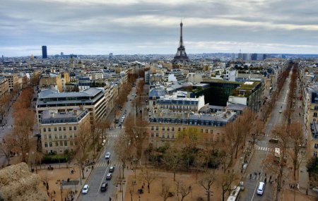 Téléchargez les photos : Paris, France - 27 novembre 2022 : vue aérienne de la rue de Paris et des budilfins - en image libre de droit