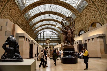 Téléchargez les photos : Paris, France - 27 novembre 2022 : intérieur et sculptures au Musée d'Orsay à Paris, France - en image libre de droit