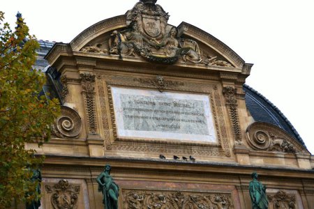Foto de Detalle de la antigua Fuente Saint-Michel de París en la Plaza Saint-Michel, Francia. La Fuente Saint-Michel fue construida entre 1858 y 1860 durante el Segundo Imperio francés. París, Francia. - Imagen libre de derechos