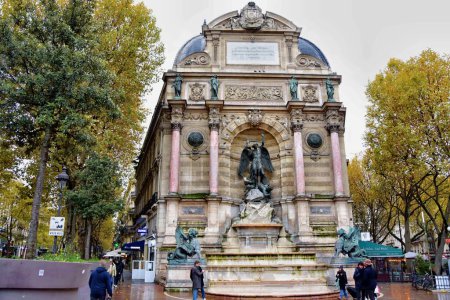 Téléchargez les photos : Paris, France - 27 novembre 2022 : Fontaine Saint-Michel dans le quartier latin de Paris, France. - en image libre de droit