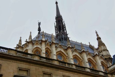 Foto de París, Francia - 27 de noviembre de 2022: hermosa vista de la Capilla Santa, la capilla real en estilo gótico en París, Francia - Imagen libre de derechos