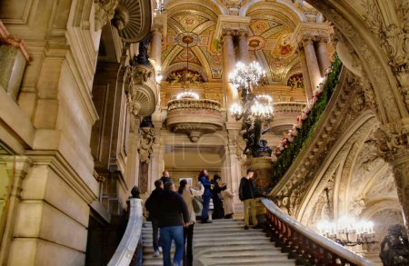 Téléchargez les photos : Paris, France - 27 novembre 2022 : belle vue sur l'Opéra National de Paris ou le Grand Opéra de Paris - en image libre de droit