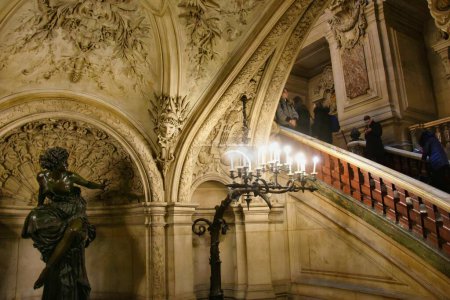 Photo pour Paris, France - 27 novembre 2022 : belle vue sur l'Opéra National de Paris ou le Grand Opéra de Paris - image libre de droit