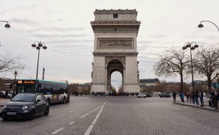 Foto de París, Francia - 31 de diciembre de 2022: Arco del Triunfo en París, Francia. - Imagen libre de derechos