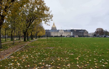 Téléchargez les photos : Paris, France - 26 novembre 2022 : vue sur l'Hôtel des Invalides à Paris, France - en image libre de droit
