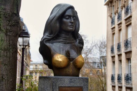 Téléchargez les photos : Paris, France - 3 janvier 2023 : Buste en bronze de la chanteuse et actrice Dalida. - en image libre de droit