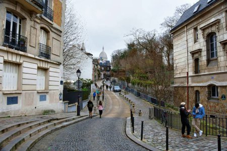Téléchargez les photos : Paris, France - 27 novembre 2022 : belle vue rue Montmartre à Paris - en image libre de droit