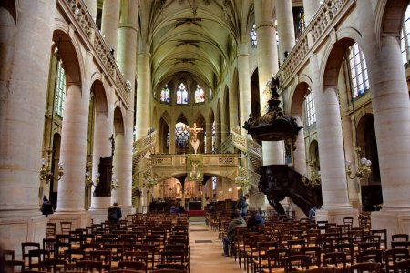 Téléchargez les photos : Paris, France - 3 janvier 2023 : L'intérieur de la cathédrale St. Etienne du Mont à Paris. Il a été construit entre 1492 et 1626, dédié à Saint Etienne à Paris, France. - en image libre de droit