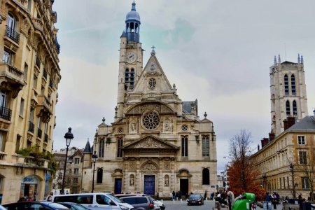 Foto de París, Francia - 3 de enero de 2023: Catedral de San Etienne du Mont en París. Fue construido entre 1492 y 1626, dedicado a Saint Etienne en París, Francia. - Imagen libre de derechos