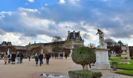 Foto de París, Francia - 27 de noviembre de 2022: Turistas visitan callejón con esculturas en el Jardín de las Tullerías en París, Francia - Imagen libre de derechos