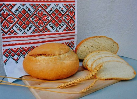 Foto de Pan blanco fresco en el fondo de la toalla nacional de Ucrania - Imagen libre de derechos