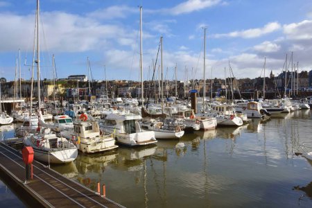 Téléchargez les photos : Dieppe, France - 11 janvier 2023 : bateaux dans le port de Dieppe, port de pêche sur la côte normande dans le nord de la France - en image libre de droit