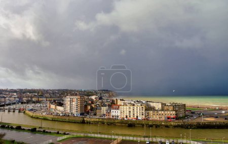 Téléchargez les photos : Paysage urbain de Dieppe, Normandie, France. - en image libre de droit