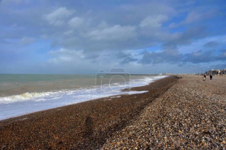 Téléchargez les photos : Belle vue sur la Manche (la manche) avec vagues, vent et nuages à Normandie, Nord de la France. - en image libre de droit