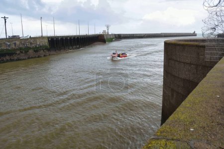 Téléchargez les photos : Navire navigue sur l'estuaire de l'Orne en Normandie, France - en image libre de droit