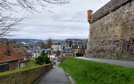 Téléchargez les photos : Puissant mur du château médiéval de Dieppe sur une colline en Normandie, France. - en image libre de droit