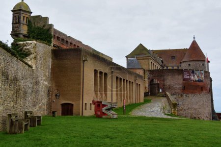 Téléchargez les photos : Entrée du château médiéval de Dieppe sur une colline en Normandie, France. - en image libre de droit