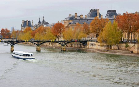 Foto de París, Francia - 27 de noviembre: vista panorámica de la ciudad de París durante el viaje en crucero por el río Sena - Imagen libre de derechos