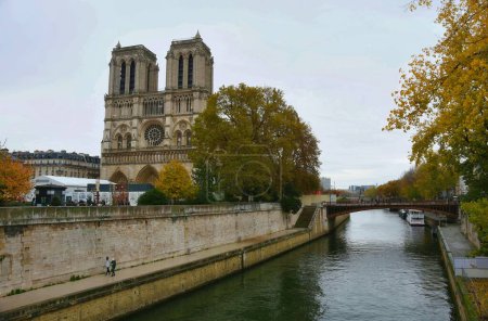 Téléchargez les photos : Paris, France - 27 novembre : vue sur l'église Notre-Dame de Paris - en image libre de droit