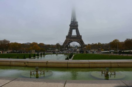 Foto de París, Francia - 26 de noviembre de 2022: vista sobre el Campo de Marte con la torre Eiffel al fondo durante el clima nublado - Imagen libre de derechos