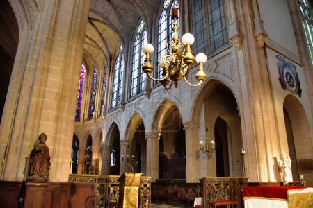 Foto de París, Francia - 27 de noviembre de 2022: interior de la iglesia de Saint-Germain-l 'Auxerrois - Imagen libre de derechos