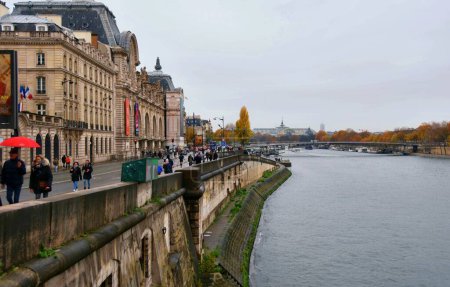 Foto de París, Francia - 26 de noviembre de 2022: Vista de la fachada de la antigua estación de tren de Orsay que alberga el museo de Orsay desde 1986 - Imagen libre de derechos