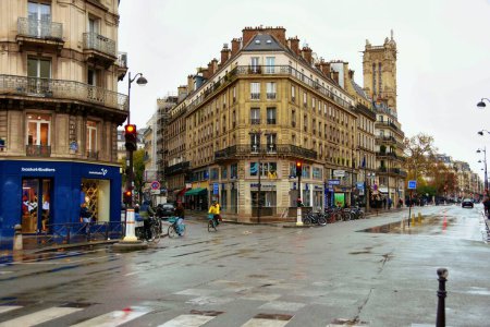 Téléchargez les photos : Paris, France - 27 novembre 2022 : Bâtiments et architecture historiques parisiens dans cette rue pittoresque de Paris, France - en image libre de droit