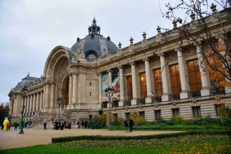 Téléchargez les photos : Paris, France - 27 novembre 2022 : vue sur le Petit Palais ou le Petit Palais le musée d'art de Paris - en image libre de droit