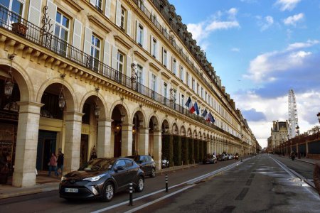 Téléchargez les photos : Paris, France - 27 novembre 2022 : Bâtiments et architecture historiques parisiens dans cette rue pittoresque de Paris, France - en image libre de droit