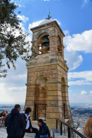 Foto de Atenas, Grecia - 20 de octubre de 2021: Campanario del siglo XIX Capilla de San Jorge en la cima de la colina de Lycabettus en Atenas, Grecia. - Imagen libre de derechos