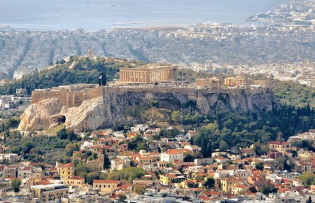 Foto de Hermosa vista de la construcción de Partenón y Herodio en la colina de la Acrópolis en Atenas, Grecia. - Imagen libre de derechos